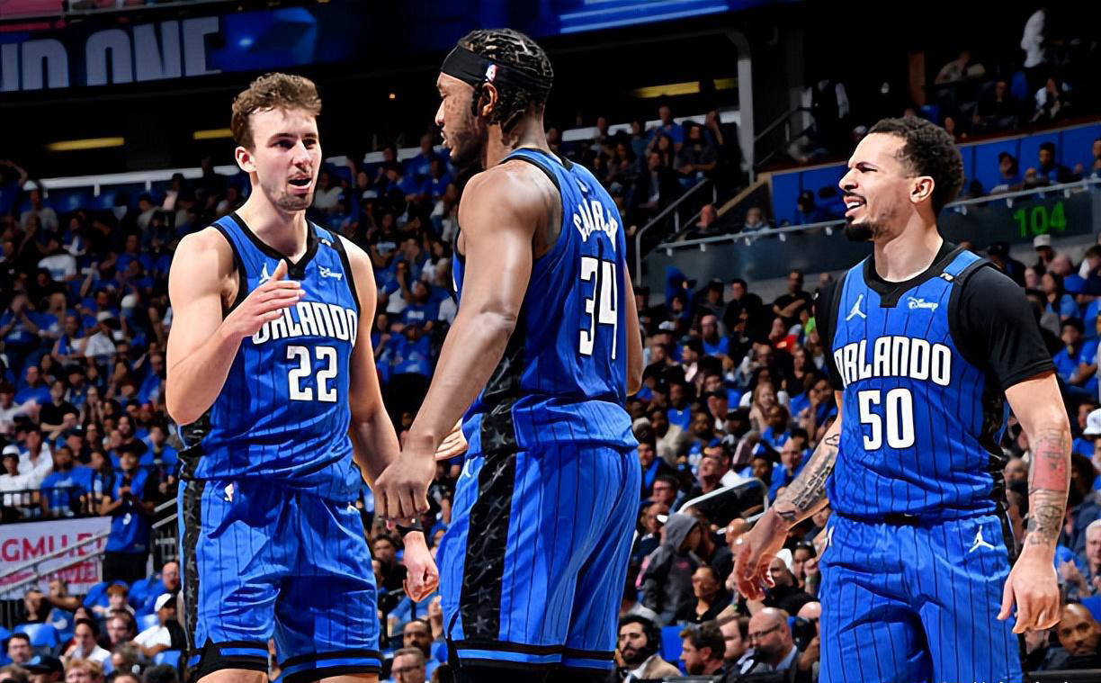 魔术附加赛大胜亚特兰大老鹰，展现内线巨星的强大潜力