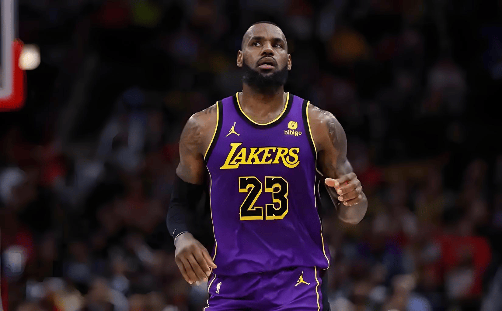 NBA交易传闻：勒布朗·詹姆斯考虑从湖人队转投同城对手洛杉矶快船