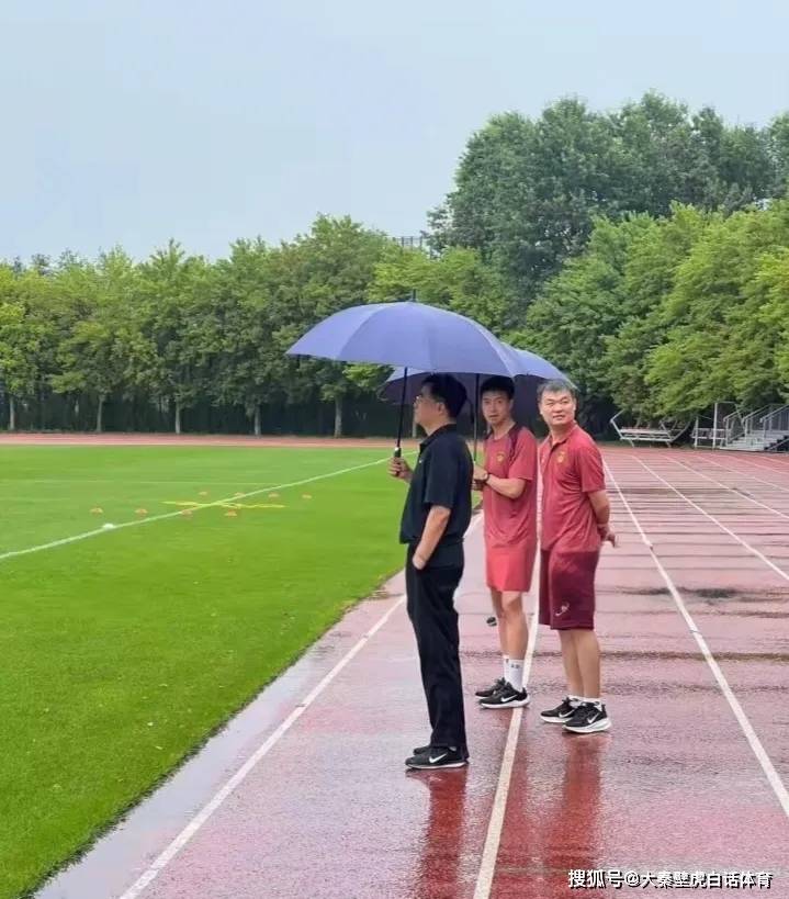 下午1点，国足新帅迎好消息：前曼城教练竞聘，孙继海旧识，恭喜