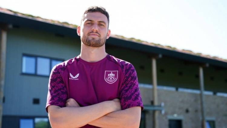 官方：斯图加特前锋布鲁恩-拉尔森转会伯恩利，签订四年合约