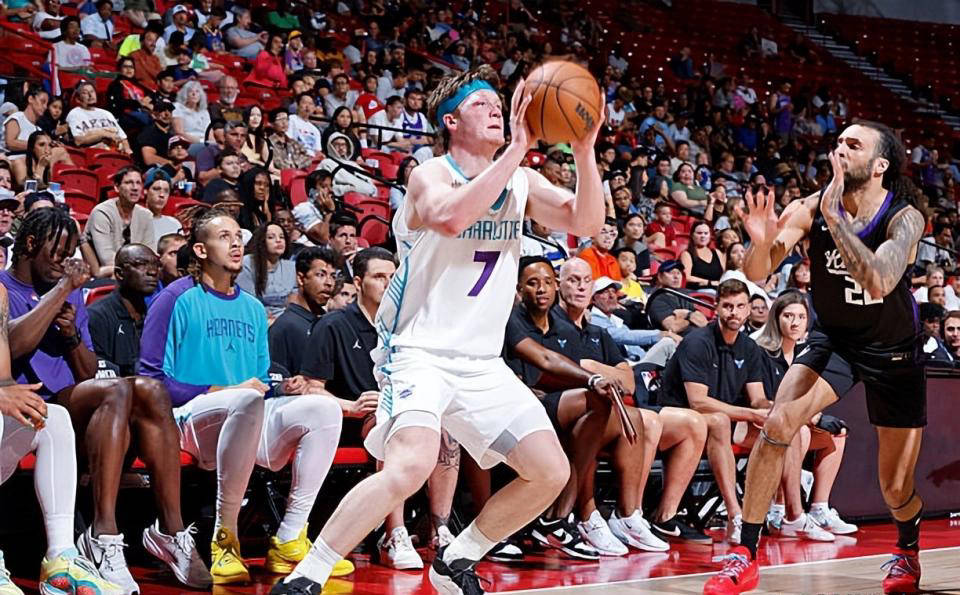 夏洛特黄蜂靠稳定表现的侧翼新秀拿下夏联FMVP