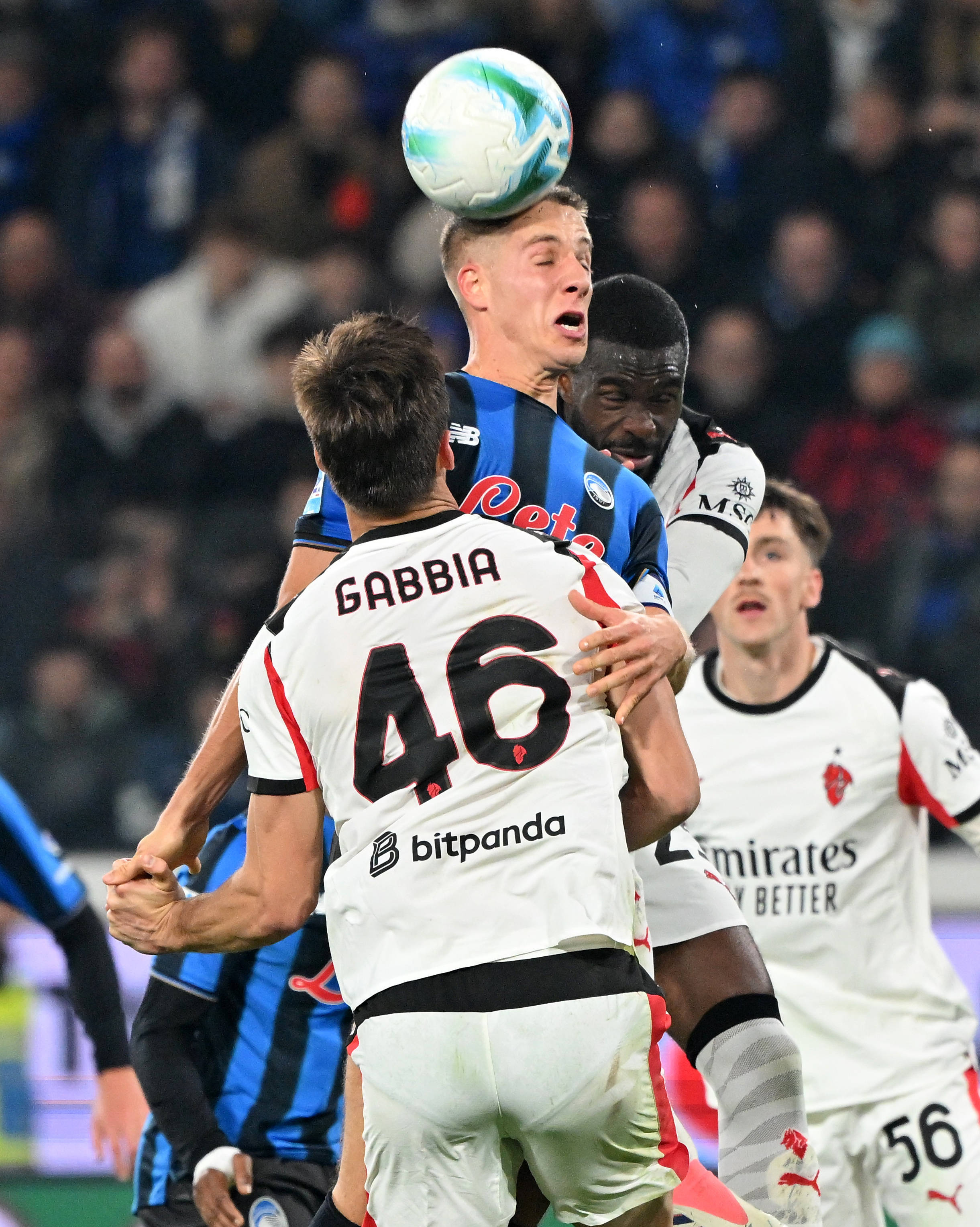 （体育）足球——意甲：亚特兰大平AC米兰