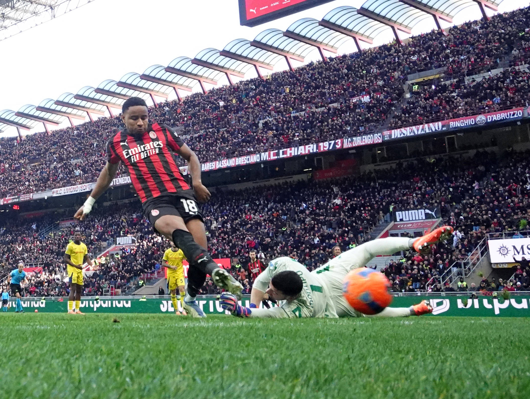 （体育）足球——意甲：AC米兰胜维罗纳