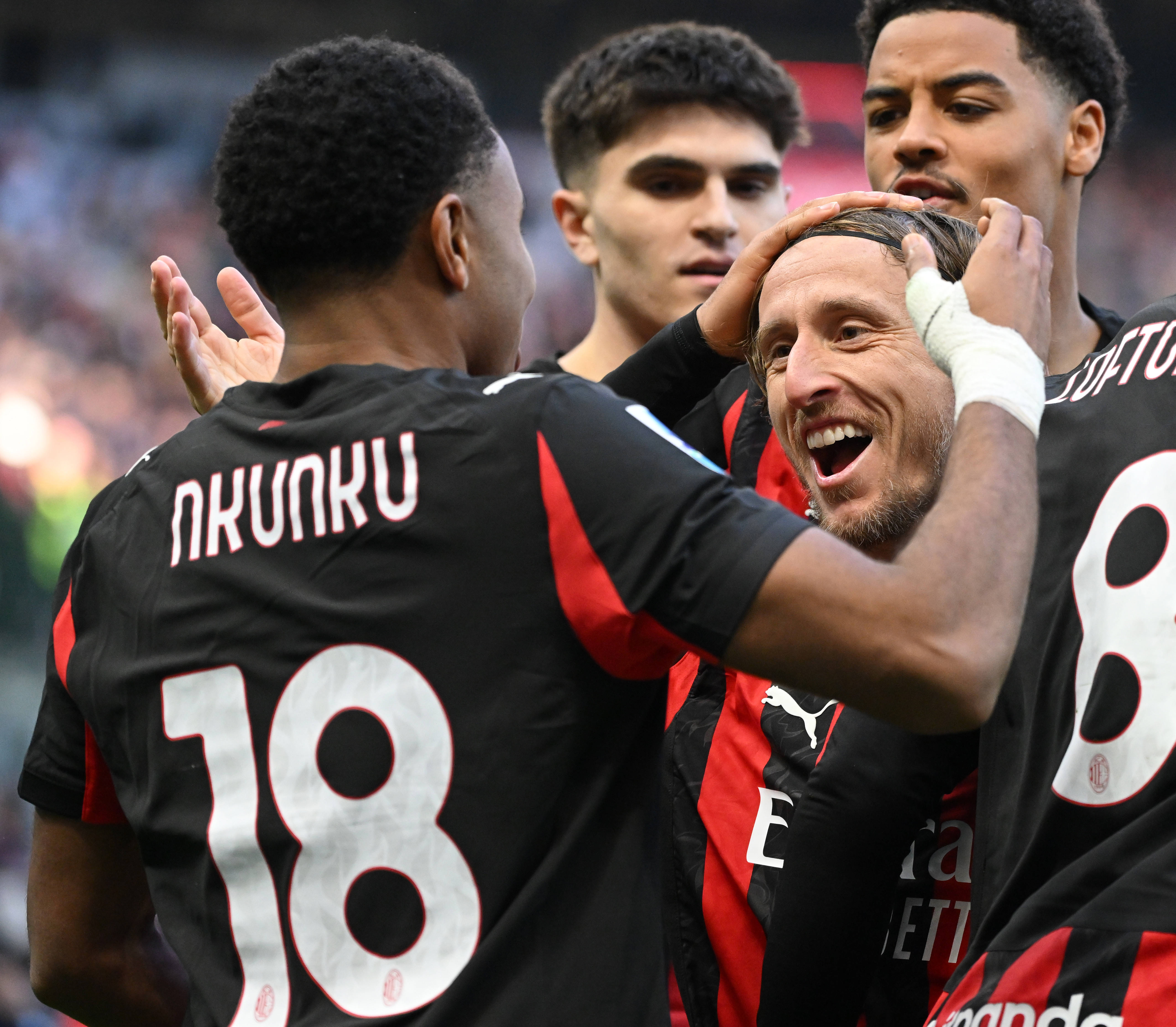 （体育）足球——意甲：AC米兰胜维罗纳