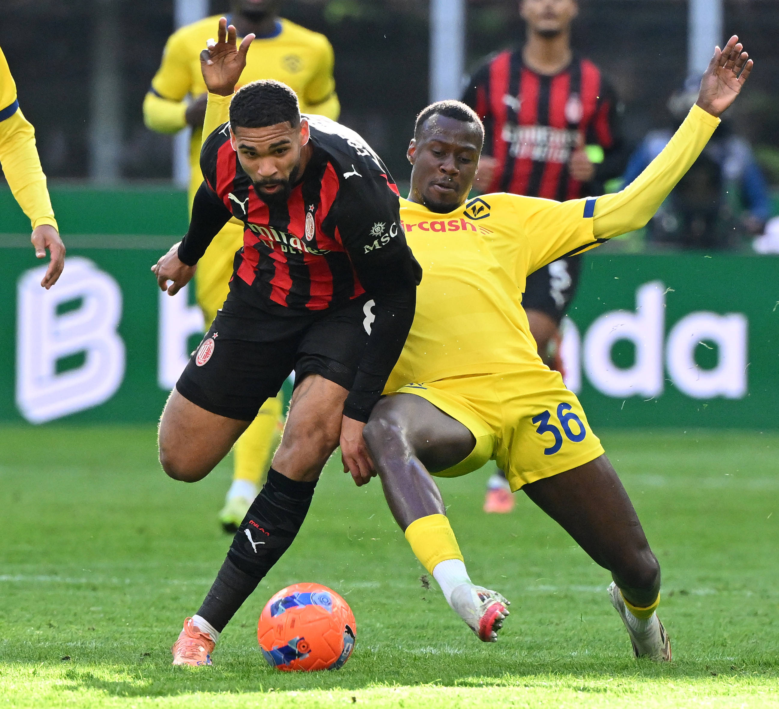 （体育）足球——意甲：AC米兰胜维罗纳