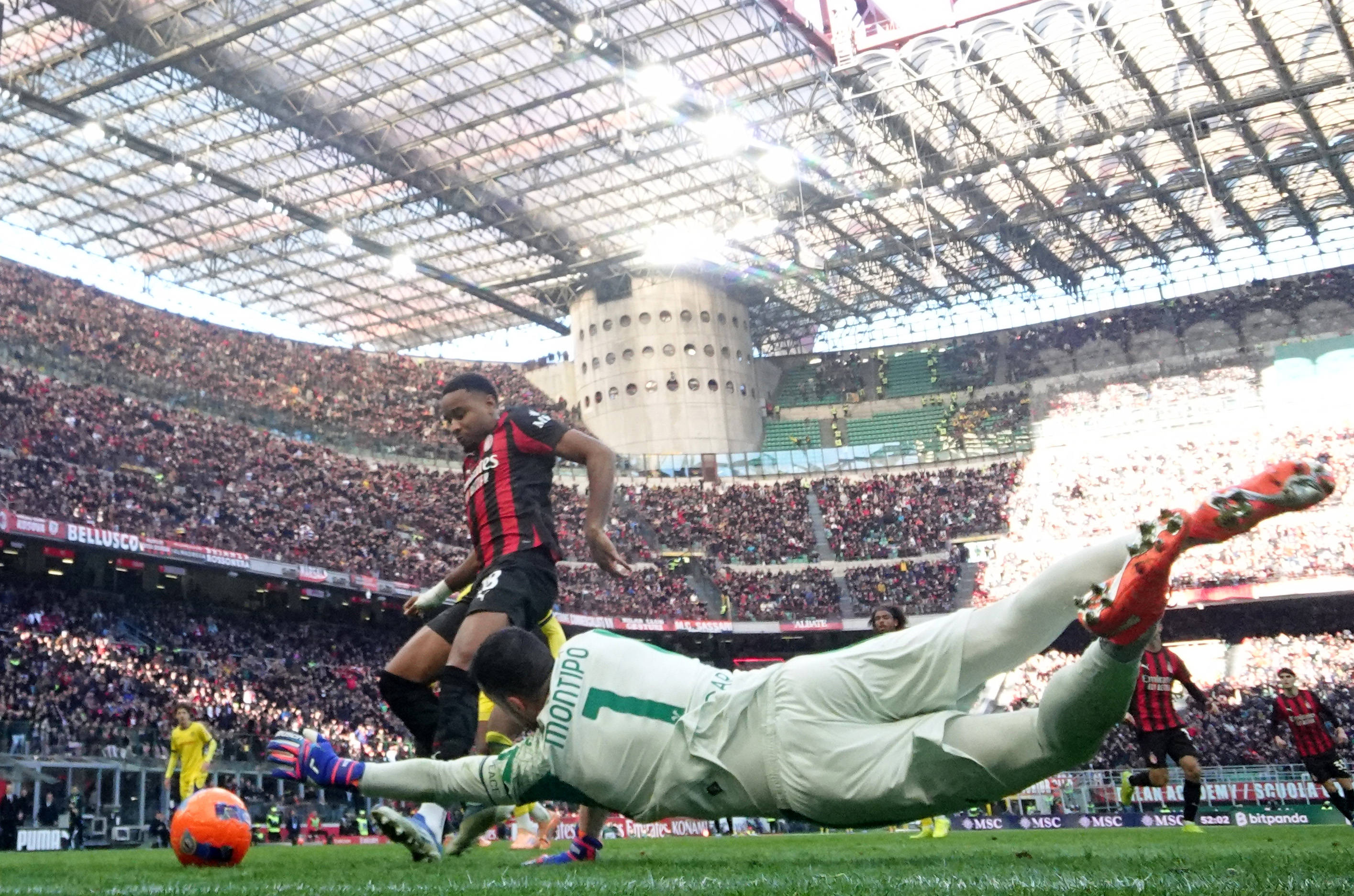 （体育）足球——意甲：AC米兰胜维罗纳