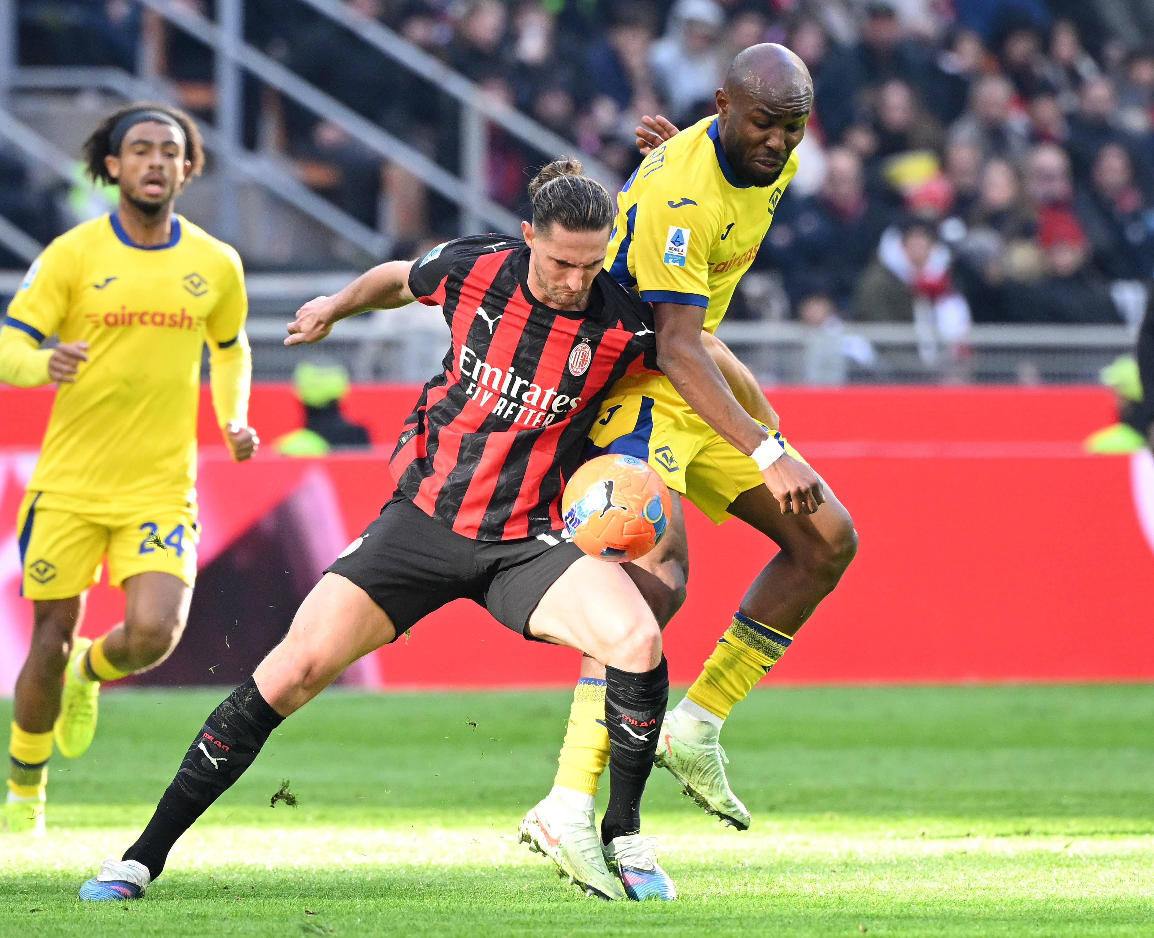 （体育）足球——意甲：AC米兰胜维罗纳