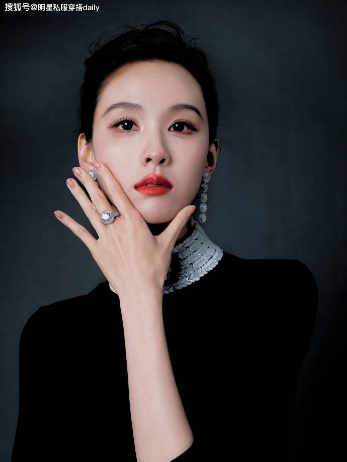 陈都灵出席活动像走T台，穿黑色高领裙秀身材，美的摇曳惊心动魄