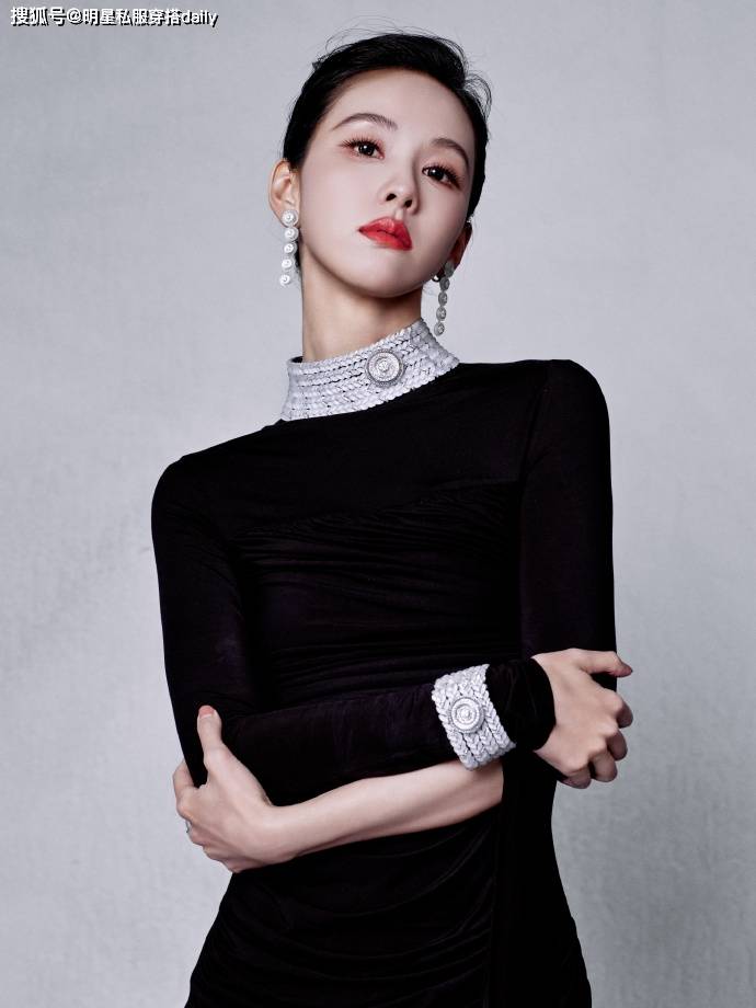 陈都灵出席活动像走T台，穿黑色高领裙秀身材，美的摇曳惊心动魄