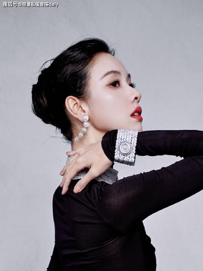 陈都灵出席活动像走T台，穿黑色高领裙秀身材，美的摇曳惊心动魄