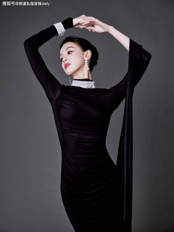 陈都灵出席活动像走T台，穿黑色高领裙秀身材，美的摇曳惊心动魄