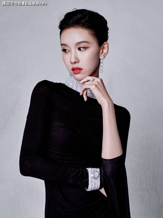 陈都灵出席活动像走T台，穿黑色高领裙秀身材，美的摇曳惊心动魄